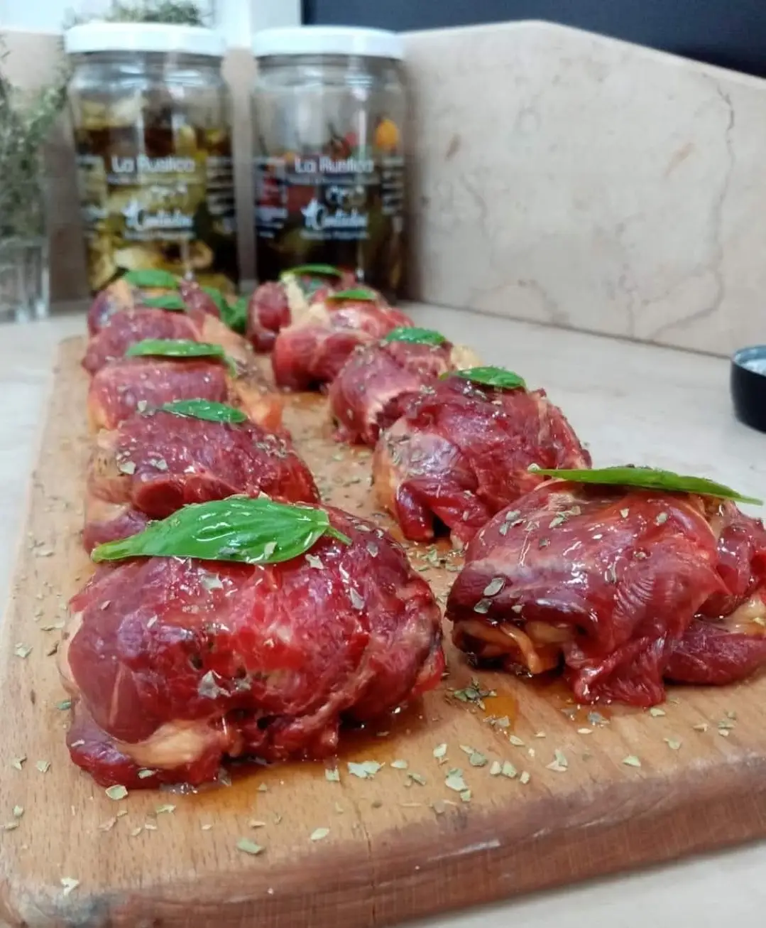 Involtini di carne con basilico fresco