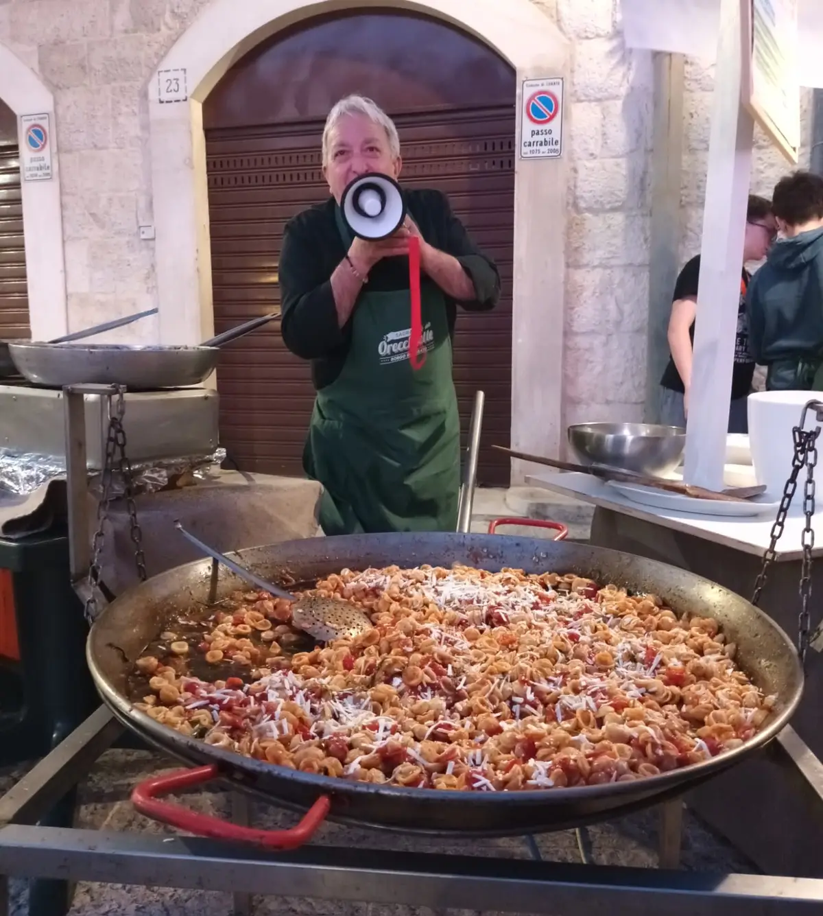 Tavolo apparecchiato per il pranzo a Corato