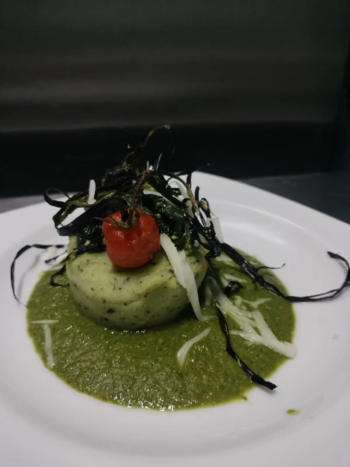 Calici di vino pugliese serviti a tavola